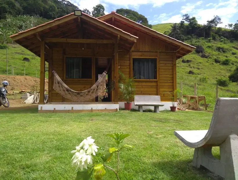 Casa de madeira com garagem: acesso, implantação e praticidade